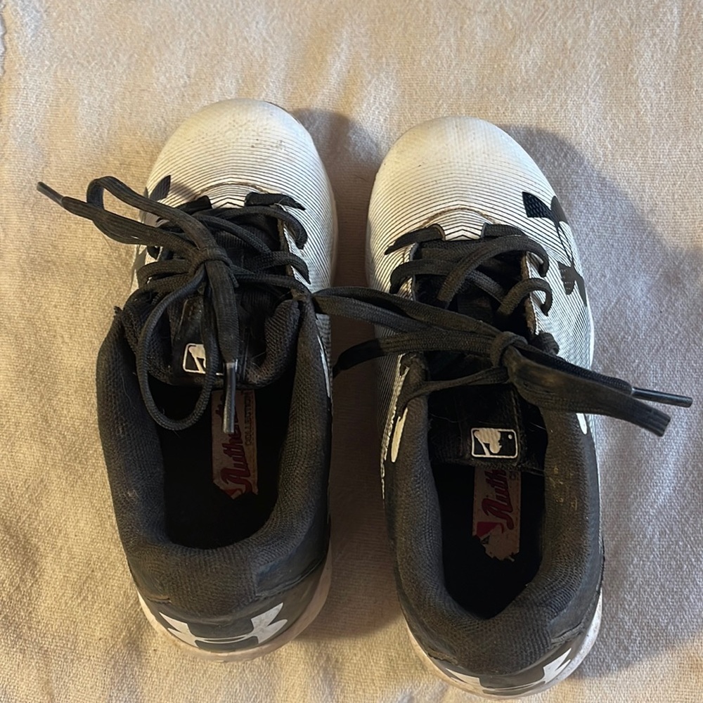 Kids under armor cleats. Size 11